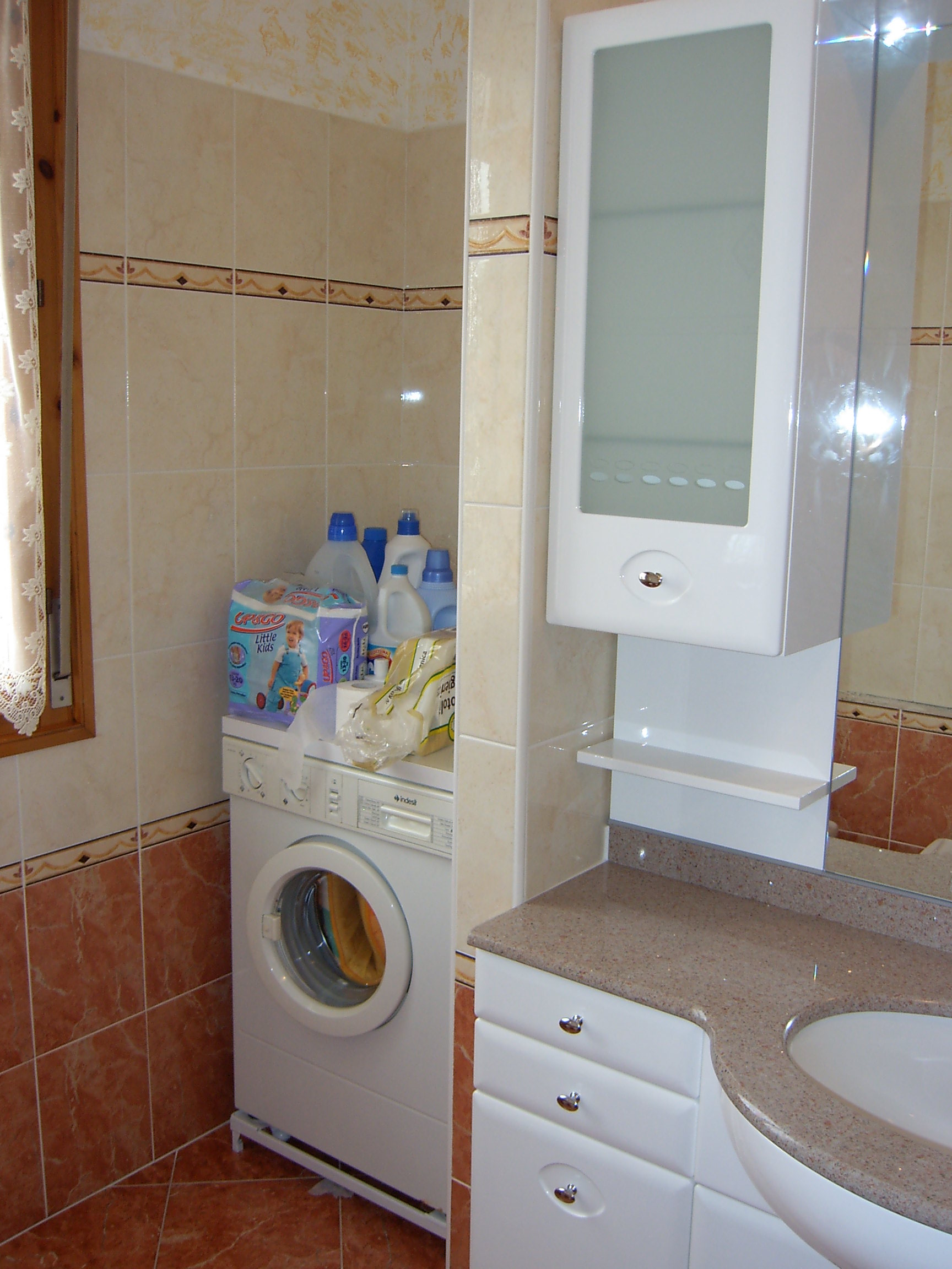 Mobile lavabo e colonna tecnica installati in bagno