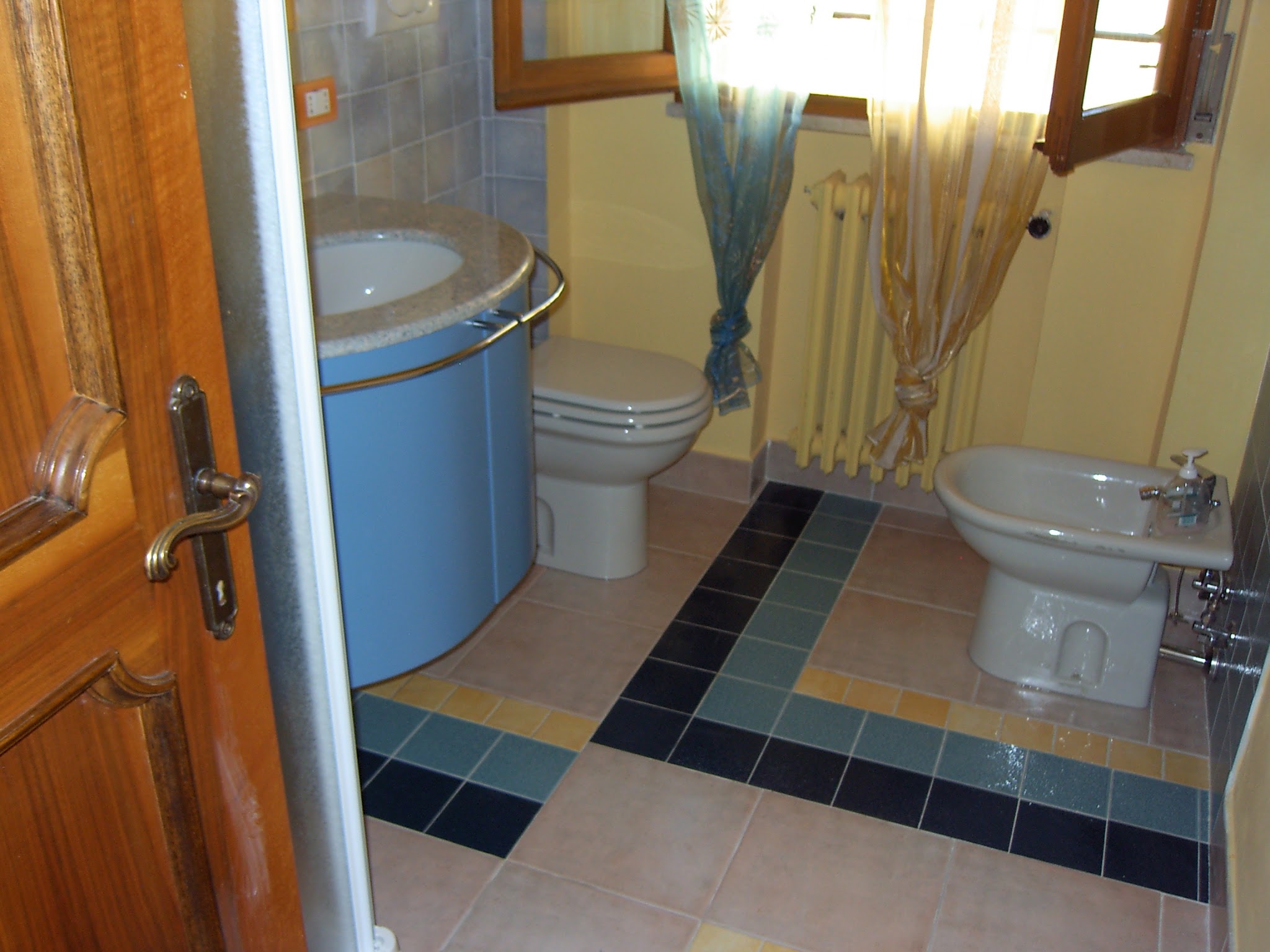 Bagno completo con sanitari e finiture installate