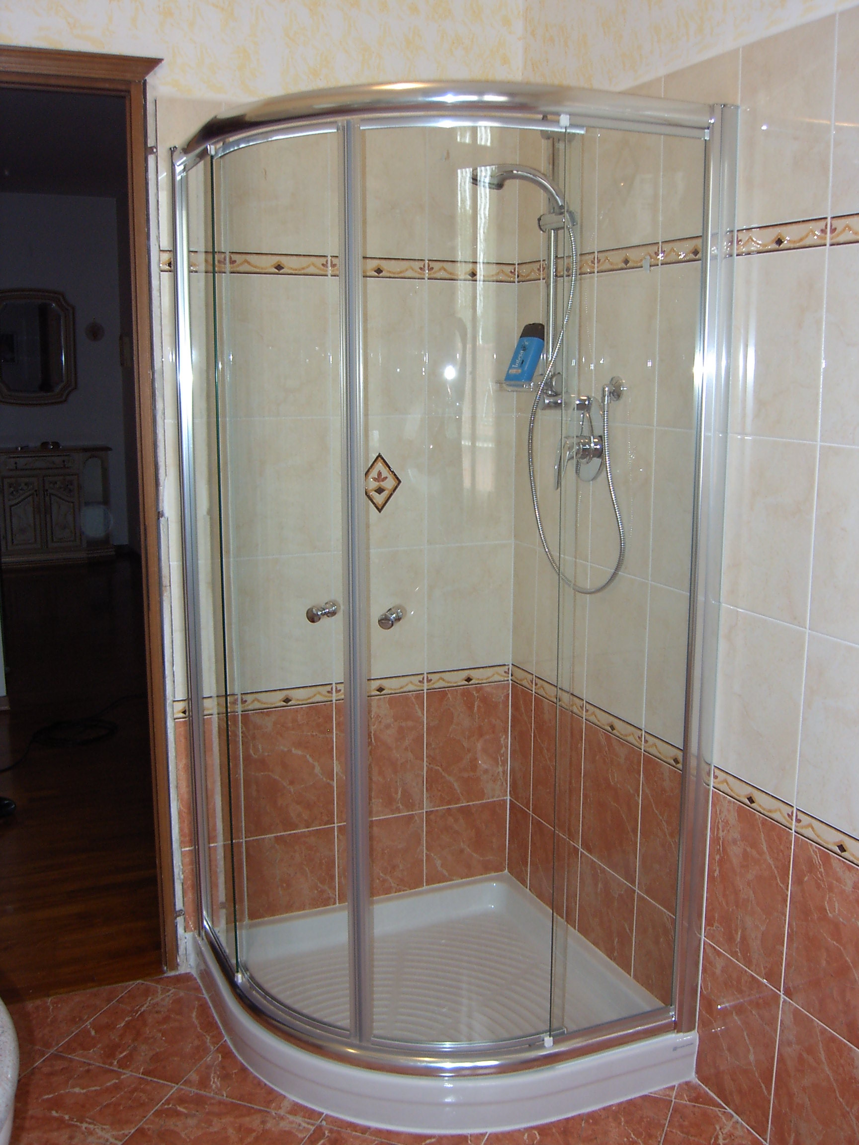 Box doccia installato in un bagno completato da Idromik