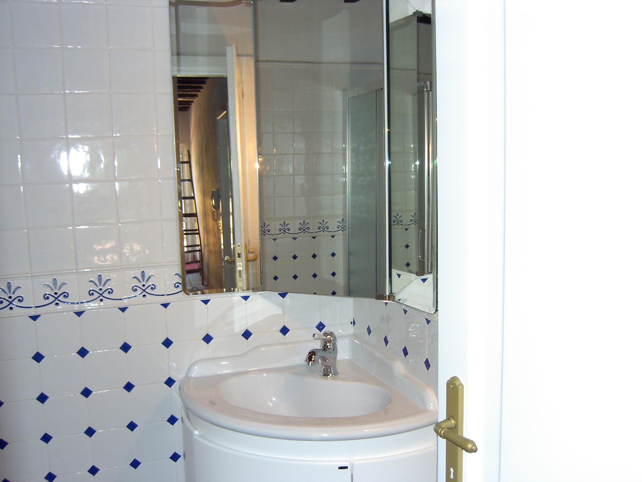 Lavabo, rubinetteria e specchiera in un bagno completato