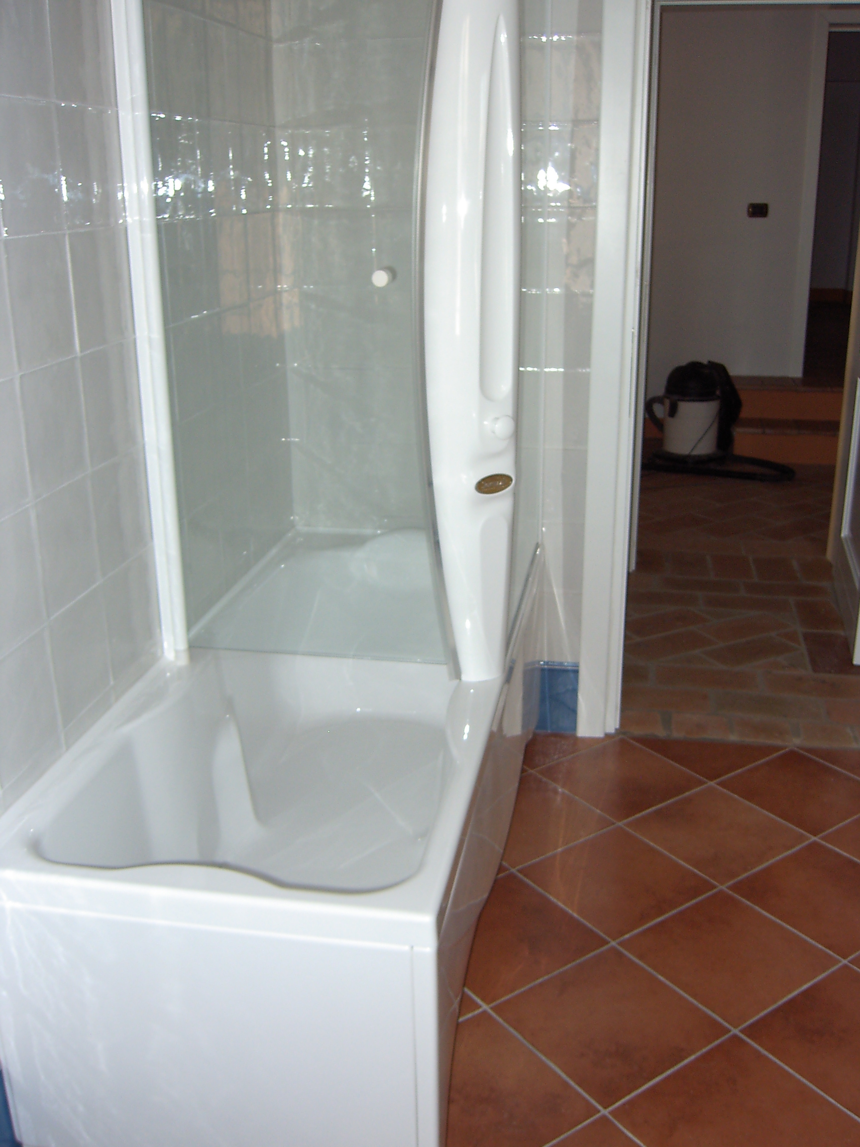 Cabina doccia installata in un bagno